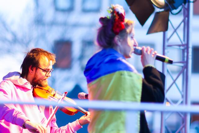 Der Geiger Zamir Zakyiv im Duett mit Sängerin Yaroslava Yurchenko. | Foto: Christian Gaier