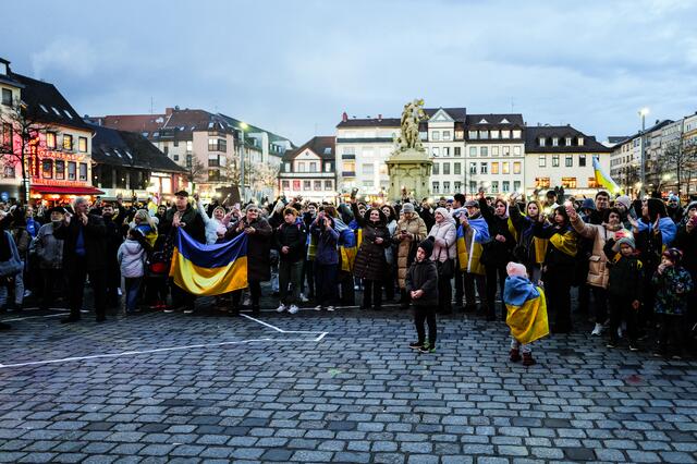 Rund 1500 Menschen hatten sich auf dem Mannheimer Marktplatz versammelt.  | Foto: Christian Gaier