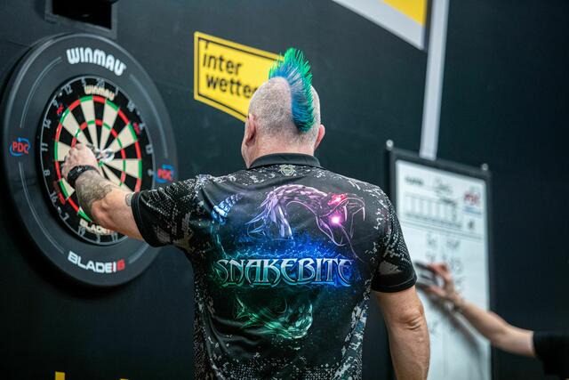 Darts UK Open 2025: Auch die 128 Tour-Card-Inhaber der Order of Merit stehen auf der Bühne. Mit dabei sind Publikumsliebling Peter Wright, Titelverteidiger Dimitri van den Bergh, Luke Humphries und Weltmeister Luke Littler  | Foto: PDC Europe / Jonas Hunold