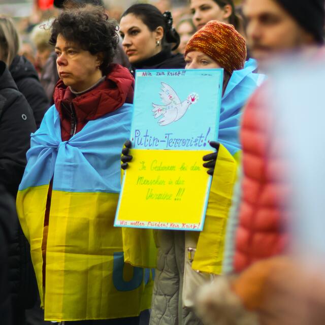 Klare Aussagen auf den Transparenten bei der Kundgebung gegen Russlands Angriffskrieg gegen die Ukraine. | Foto: Christian Gaier
