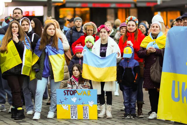 Klare Aussagen auf den Transparenten bei der Kundgebung gegen Russlands Angriffskrieg gegen die Ukraine. | Foto: Christian Gaier