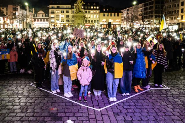 Beeindruckendes Abschlussbild bei der Ukraine-Kundgebung auf dem Mannheimer Marktplatz. | Foto: Christian Gaier