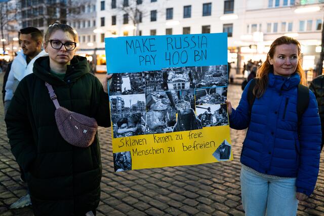 Klare Aussagen auf den Transparenten bei der Kundgebung gegen Russlands Angriffskrieg gegen die Ukraine. | Foto: Christian Gaier