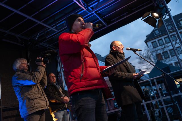 Die Moderatoren Ralph Kaiser (2. von links) und Alex Zharkov (vorne) und Mannheims Oberbürgermeister Christian Specht.  | Foto: Christian Gaier