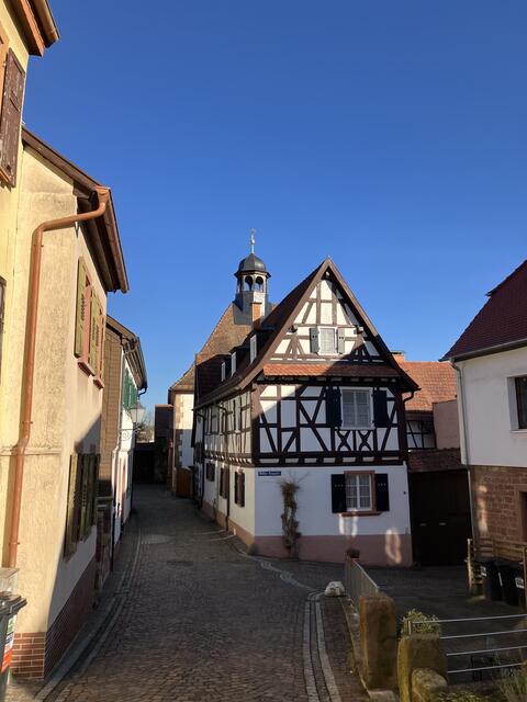 Inmitten von Wohnhäusern liegt die Bergkirche | Foto: B. Bender