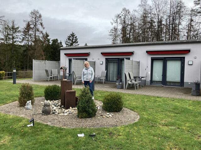Hier können die Gäste in sich gehen: Jedes Zimmer hat einen Zugang zur Terrasse mit Garten und Brunnenanlage. | Foto: Cynthia Schröer