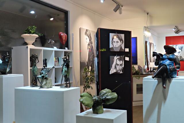 Blick durchs Fenster in die Galerie | Foto: Brigitte Melder