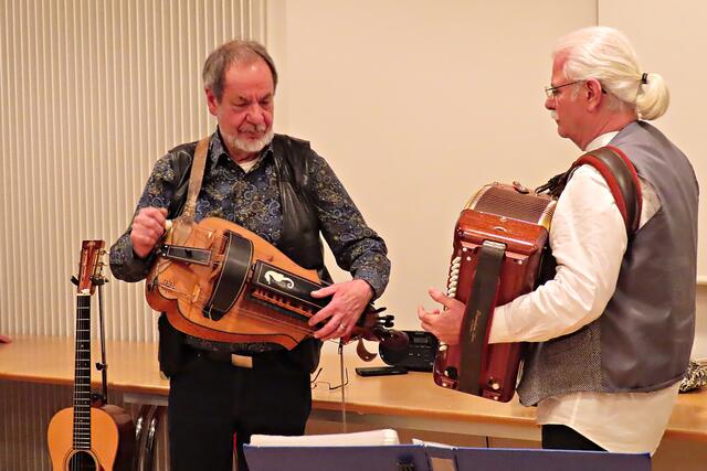 Mit Drehleier Ernst Kaeshammer, Akkordeon Nicola Polizzano | Foto: Brigitte Melder