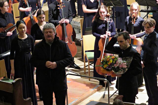 Der Leiter der Musikschule Bjoern Strangmann überreichte einen Blumenstrauß | Foto: Brigitte Melder