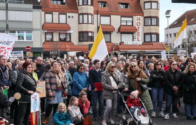 Der Haßlocher Rathausplatz war von dichten Menschenmengen gefüllt. | Foto: Reiner Engwicht