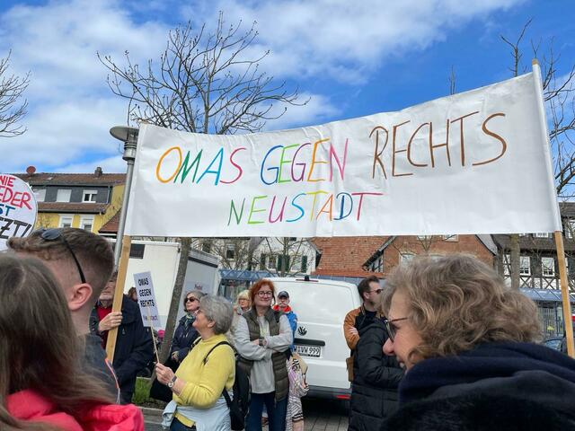Gut aufgestellt: Die Omas gegen rechts aus Neustadt bei der Kundgebung in Haßloch | Foto: Reiner Engwicht