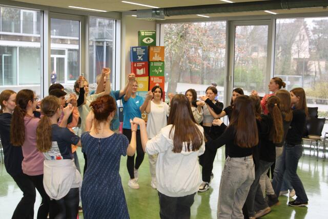 Die Oberstufenbibliothek wurde zum Tanzsaal | Foto: HBG