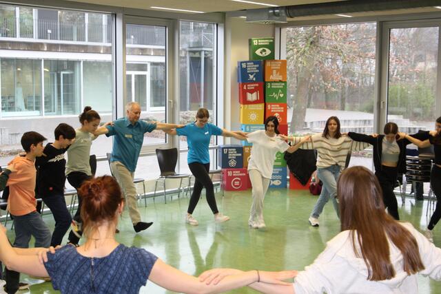 Auch internationale Tänzen standen auf dem Programm | Foto: HBG