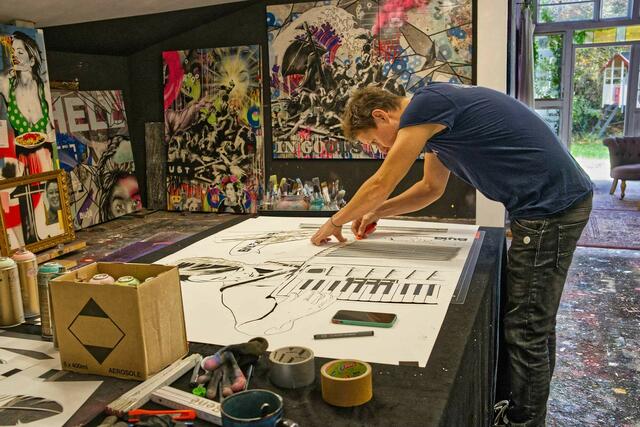 Erich Marquard aus Dudenhofen hat im Atelier René Burjack alias BUJA bei der Arbeit fotografiert | Foto: Erich Marquard