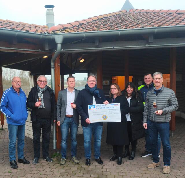 Spendenübergabe Grillhütte (v.l.n.r.): Klaus Hoeffer (Hüttenwart und Verwalter der Grillhütte), Michael Raquet (Lions Club: Clubmaster und Presse), Richard Weber (Lions Club: 2. Vize-Präsident), Tobias Meyer (Bürgermeister, Präsident Lions Club), Annika Dietz (Touristinformation), Frieda Frick (Touristinformation), Dorian Fahrnbach (zuständiger Sachbearbeiter der Bauabteilung) und Dr. Georg Franzmann (Lions Club). | Foto: Gemeindeverwaltung Haßloch