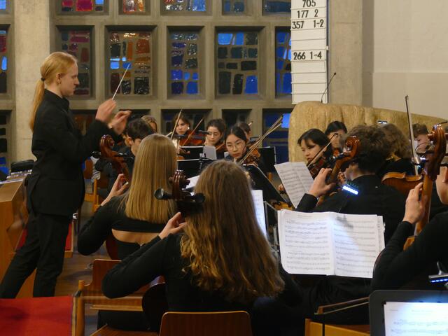Moritz Schumacher dirigiert seine "Kleine Serenade für Streichorchester" | Foto: C. Poznar, ASG