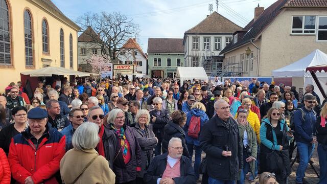 Reger Publikumsandrang zur Eröffnung des Gimmeldinger Mandelblütenfestes am Samstagnachmittag auf dem Dorfplatz | Foto: Markus Pacher