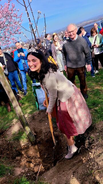 Auch Mandelblütenkönigin Erva Satun musste kräftig anpacken | Foto: Markus Pacher