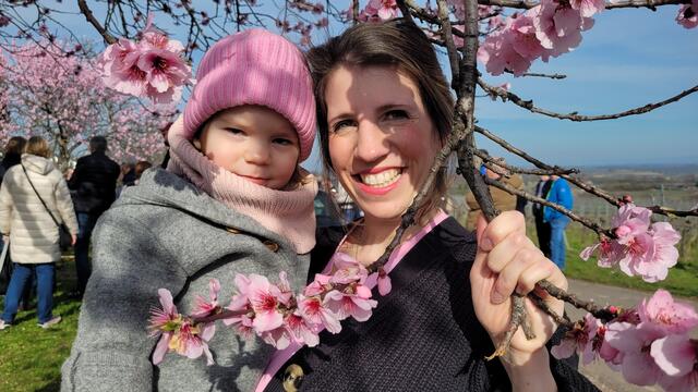 Das erste Mandelblütenfest für die kleine Lilly mit ihrer stolzen Mama | Foto: Markus Pacher