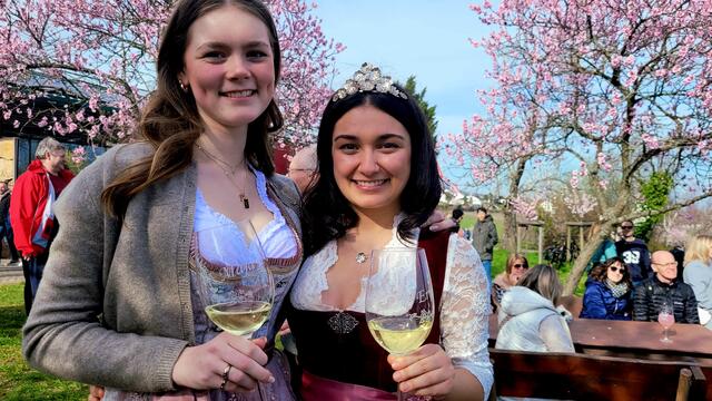 Mandelblütenkönigin Erva Satun und Mandelblütenprinzessin Maja Nett strahlen mit der Sonne um die Wette. | Foto: Markus Pacher