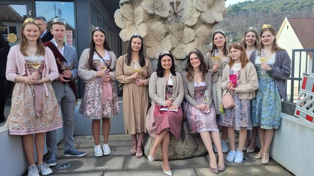 Stelldichein der Neustadter Weinhoheiten mit Mandelblütenkönigin Erva Satun und Mandelblütenprinzessin Maya Nett in der Mitte. | Foto: Markus Pacher