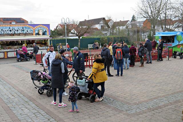 Blick auf den Dorfplatz mit Schaustellern | Foto: Brigitte Melder