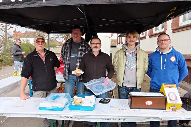 ASV Kellmetschweiher e.V. mit Fischbrötchen | Foto: Brigitte Melder