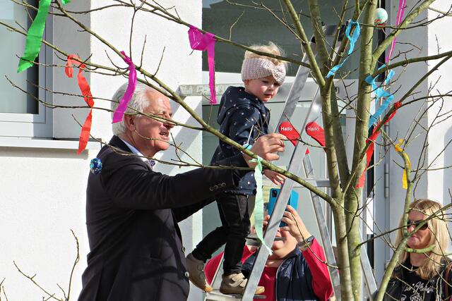 Peter Christ ist behilflich beim Ostereier aufhängen | Foto: Brigitte Melder