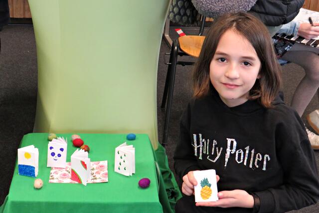 Junger Künstler mit Filzeiern und selbstgestalteten Heftchen | Foto: Brigitte Melder