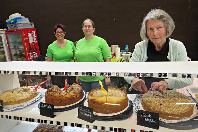 Bei den LandFrauen gab es mega leckeren Kuchen. DANKE !!!!!!!! | Foto: Brigitte Melder