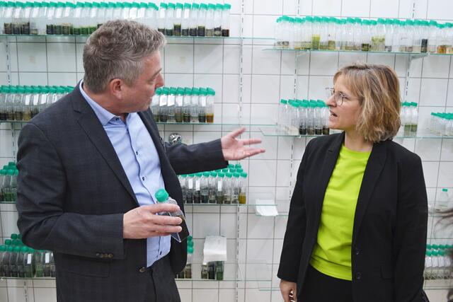 Dr. Michael Lakatos erläutert Umweltministerin Katrin Eder den Forschungsansatz | Foto: Frank Schäfer