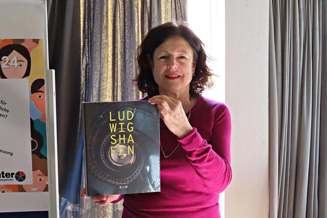 Rosa Segerer mit dem von ihr gestalteten Buch LUDWIGSHAFEN | Foto: Brigitte Melder