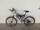 Das Mountainbike der Marke "Crosswind C86" hat die Farben schwarz, silber und rot | Foto: Polizei Landau