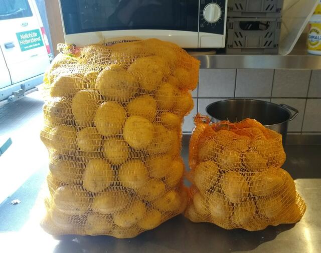 35kg Kartoffeln waren am Samstag zu schälen. Für die edlen Brootgrumbeer und Grumbbeersupp. Zur Suppe noch Karotten, Lauch, Sellerie und Zwiebel. Alles frische Zutaten! | Foto: Wanderclub Nello e. V.