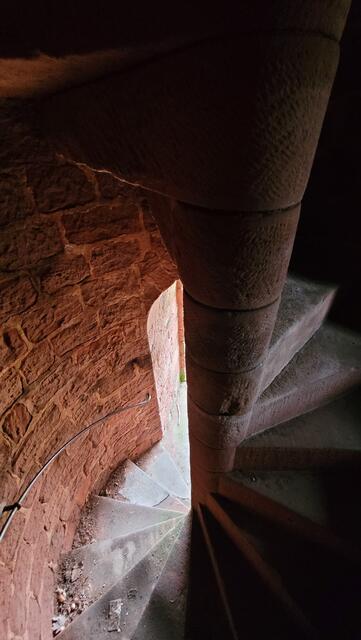 98 Sandsteinstufen führen auf die Plattform des Ludwigsturms. | Foto: Markus Pacher