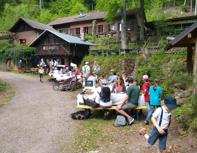 Abschluss der 17km historischen Wanderung von Landau zur Hütte. Anlässlich der 100 Jahre Grundsteinlegung der Schutzhütte im letzten Jahr. | Foto: Wanderclub Nello e. V.