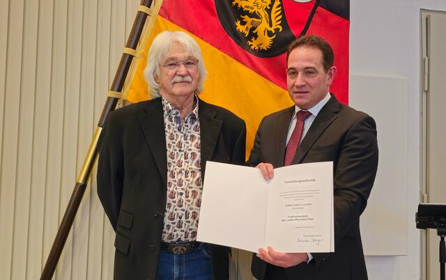 Präsentation der Verleihungsurkunde: Uli Valnion und Prof. Dr. Hannes Kopf | Foto: Michael Landgraf