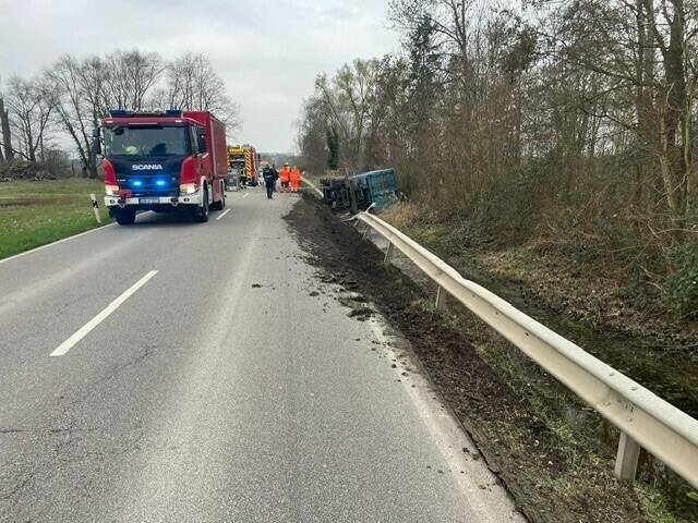 Der LKW kam zu weit nach rechts von der Fahrbahn ab und kippte dadurch um | Foto: Polizei Edenkoben