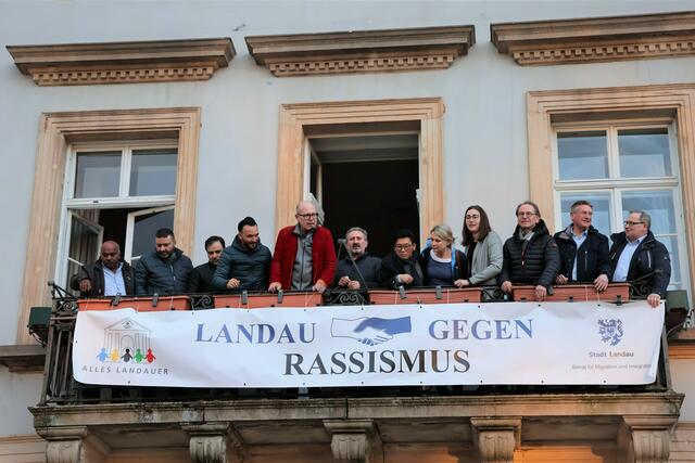Nach getaner Arbeit: Das Banner „Landau gegen Rassismus“ ziert jetzt den Rathausbalkon | Foto: Stadt Landau