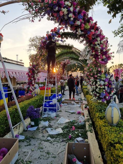 Blumen-Deko für die nächste Hochzeit wird angebracht | Foto: © www.jowapress.de