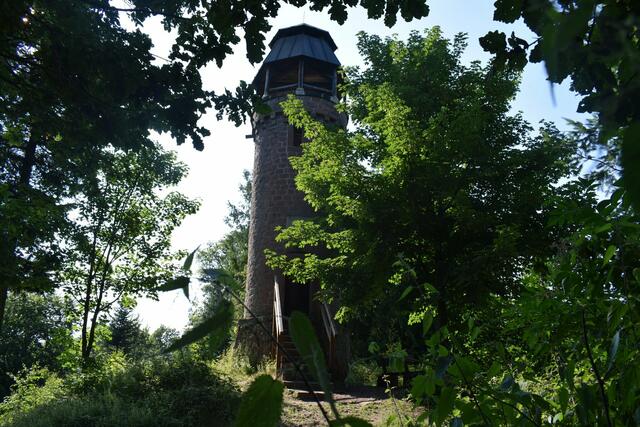 Ganz in der Nähe der Burg Landeck ist der Martinsturm  | Foto: B. Bender