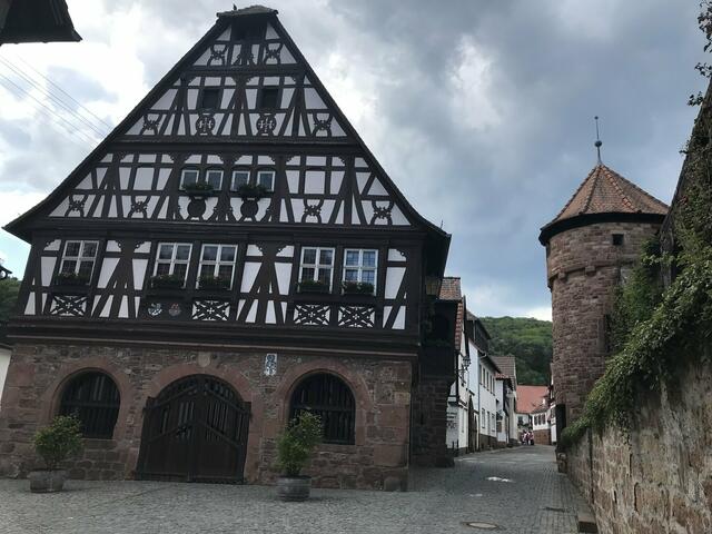 Wunderschöne Fachwerkhäuser im "Dornröschen der Pfalz". Hier das historische Rathaus. | Foto: B. Bender