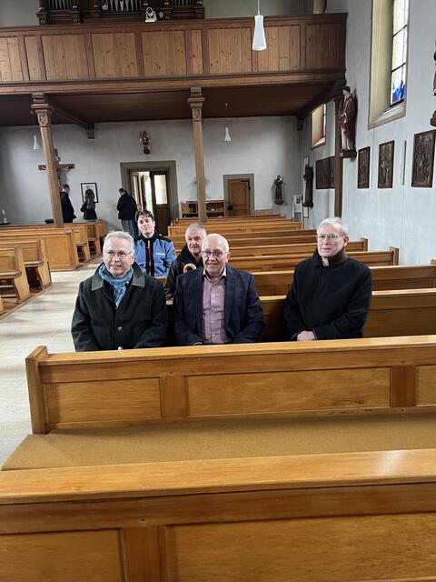 Alt-Bundespräsident Köhler Horst (re) mit Stadtbürgermeister Ralf Beisiegel und Landrat Guth Rainer bei der Besichtigung in der Kath.Kirche Mariä Himmelfahrt Obermoschel, dahinter Beigeordneter Klaus Voegtle und Kunz-Enkel Johannes Flohr  | Foto: Arno Mohr 
