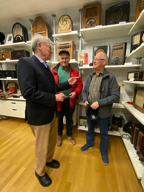 Alt-Bundespräsident Horst Köhler interessieren die alten Radios von Hermann Nagel  | Foto: Arno Mohr 