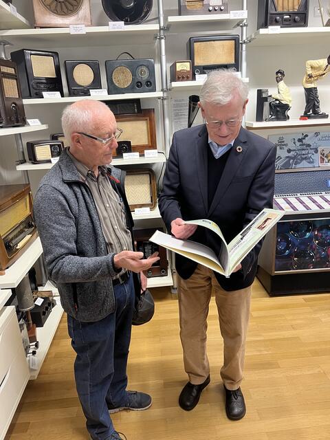 Alt-Bundespräsident Horst Köhler (re) im Radio-Museum mit Hermann Nagel mit einem äußerst seltenen Buch des früherer Geräteherstellers Metz  | Foto: Arno Mohr 