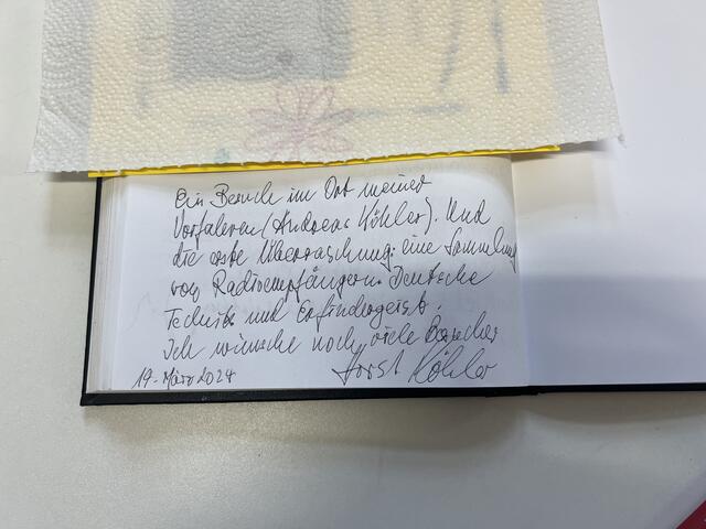 Eintrag des Alt-Bundespräsidenten Horst Köhler im Gästebuch des Radio-Museums anl. eines Besuches am 15. März 2024 in Obermoschel  | Foto: Arno Mohr 