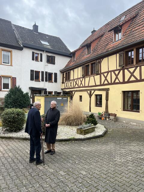 Alt-Bundespräsident Horst Köhler, re., mit Stadtführer Gerd Kunz im sogenannten Poln. Hof  | Foto: Arno Mohr 
