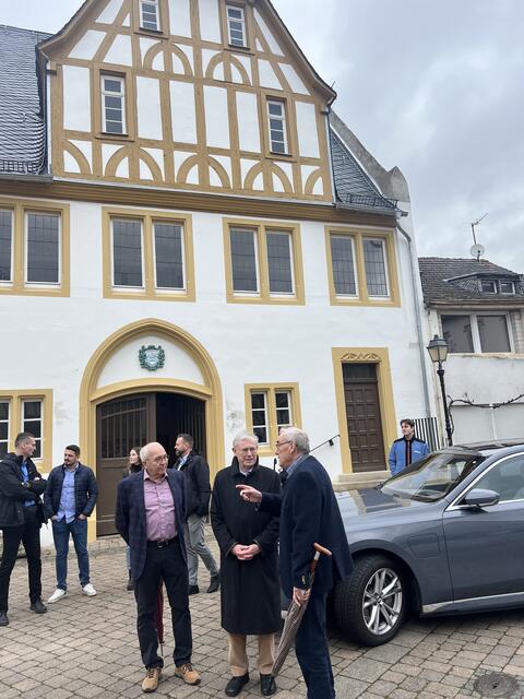 Alt-Bundespräsident Horst Köhler (Mitte)  vorm Rathaus Obermoschel mit Stadt-Bgm Ralf Beisiegel, li., und Stadtführer Gerd Kunz, re  | Foto: Arno Mohr 