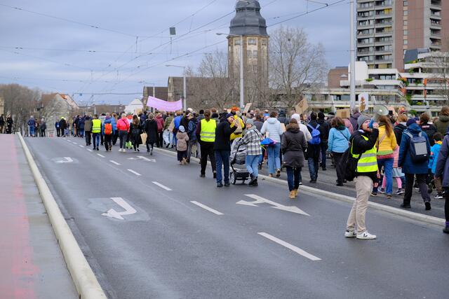 Über die Kurpfalzbrücke ging es auf den Alten Meßplatz zur Abschlusskundgebung | Foto: Jessica Bader