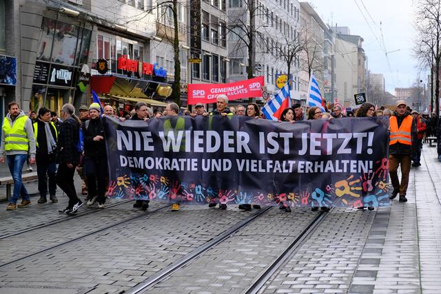 Gemeinsam zogen die Demonstranten die Breite Straße hoch | Foto: Jessica Bader